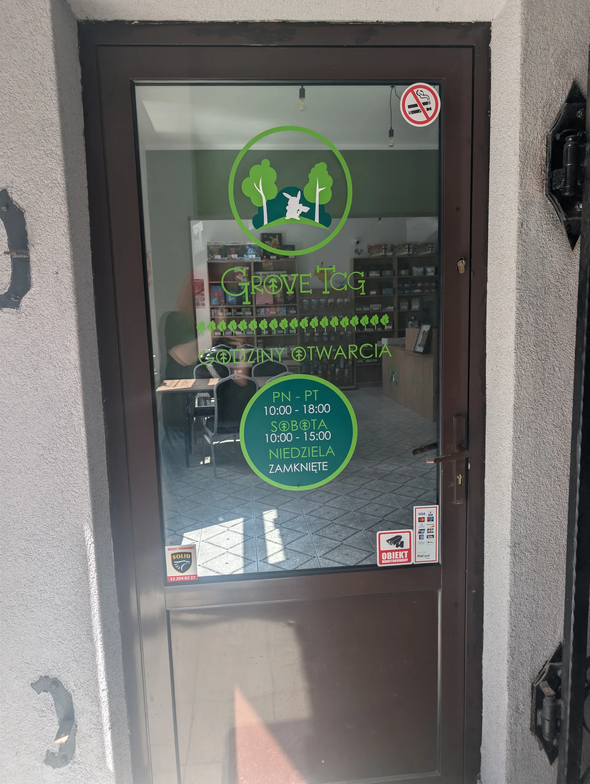Drzwi wejściowe z godzinami otwarcia
