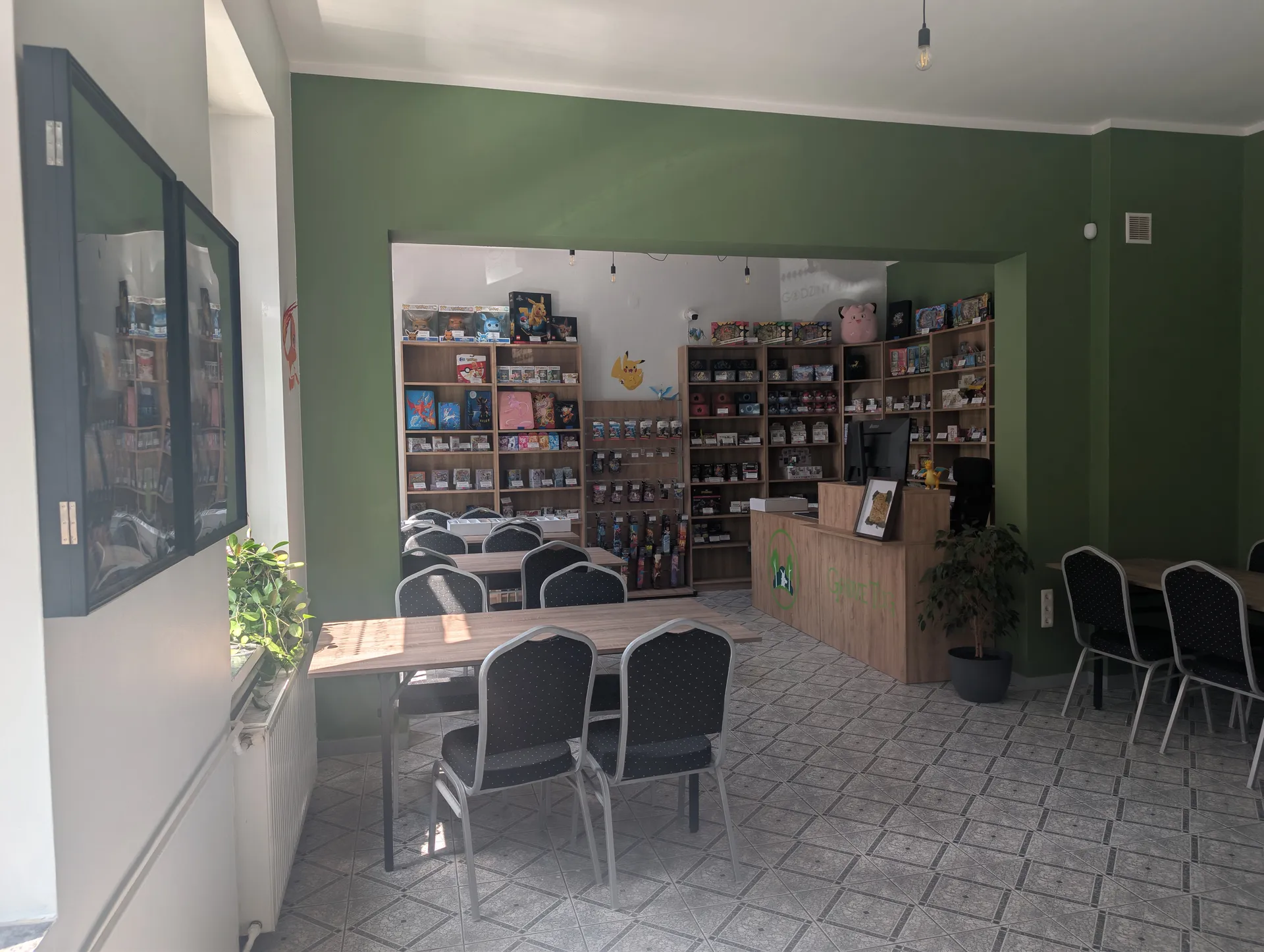 Wnętrze sklepu z ladą i asortymentem