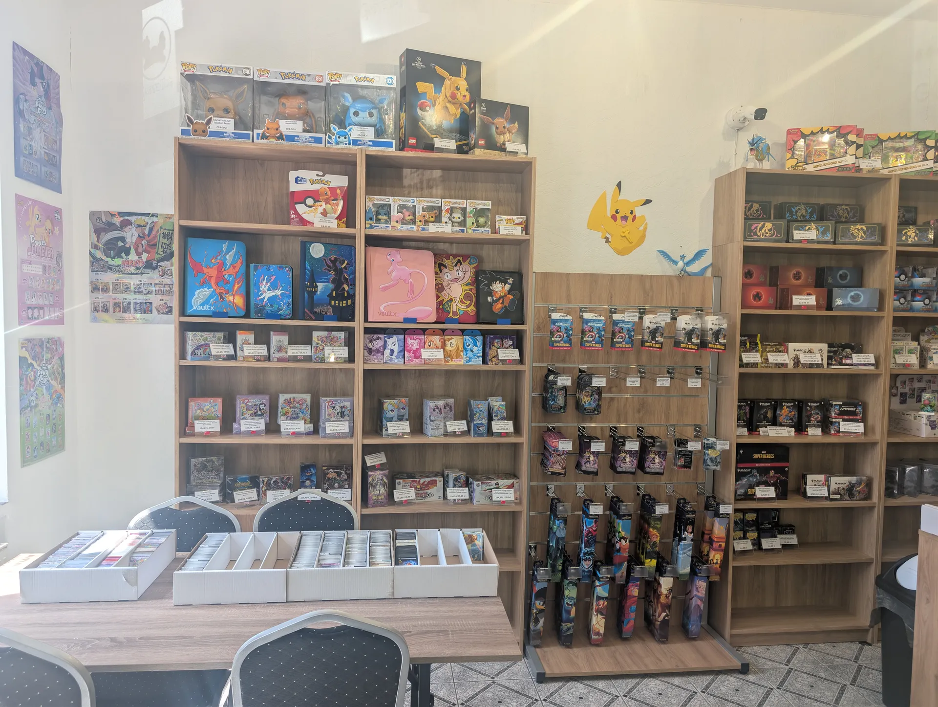 Regały z asortymentem Pokémon i akcesoriami